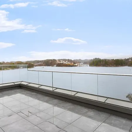 High-end With Private Rooftop And Sea Line ברגן